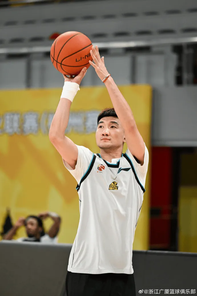 乐鱼-广厦男篮分享球队训练图集并配文:备战G5,今日前往上海