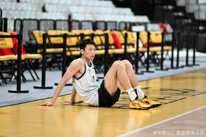 乐鱼-广厦男篮分享球队训练图集并配文:备战G5,今日前往上海