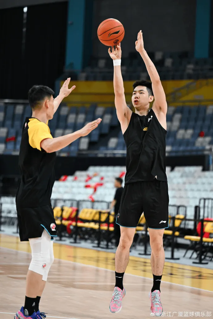 乐鱼-广厦男篮分享球队训练图集并配文:备战G5,今日前往上海