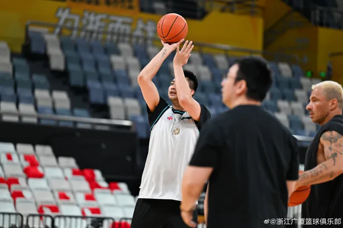乐鱼-广厦男篮分享球队训练图集并配文:备战G5,今日前往上海