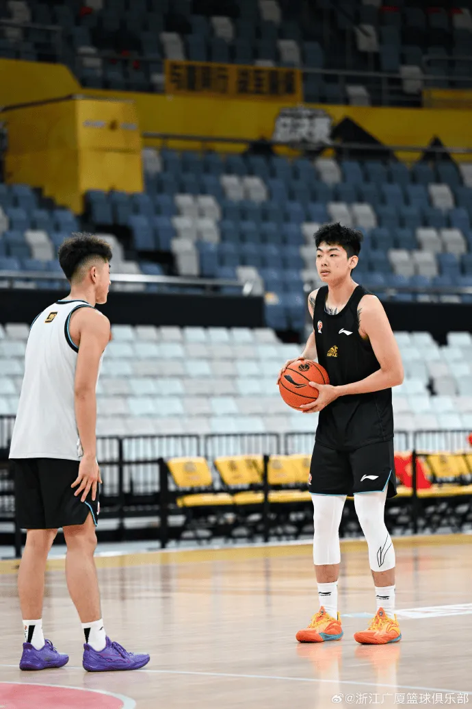 乐鱼-广厦男篮分享球队训练图集并配文:备战G5,今日前往上海
