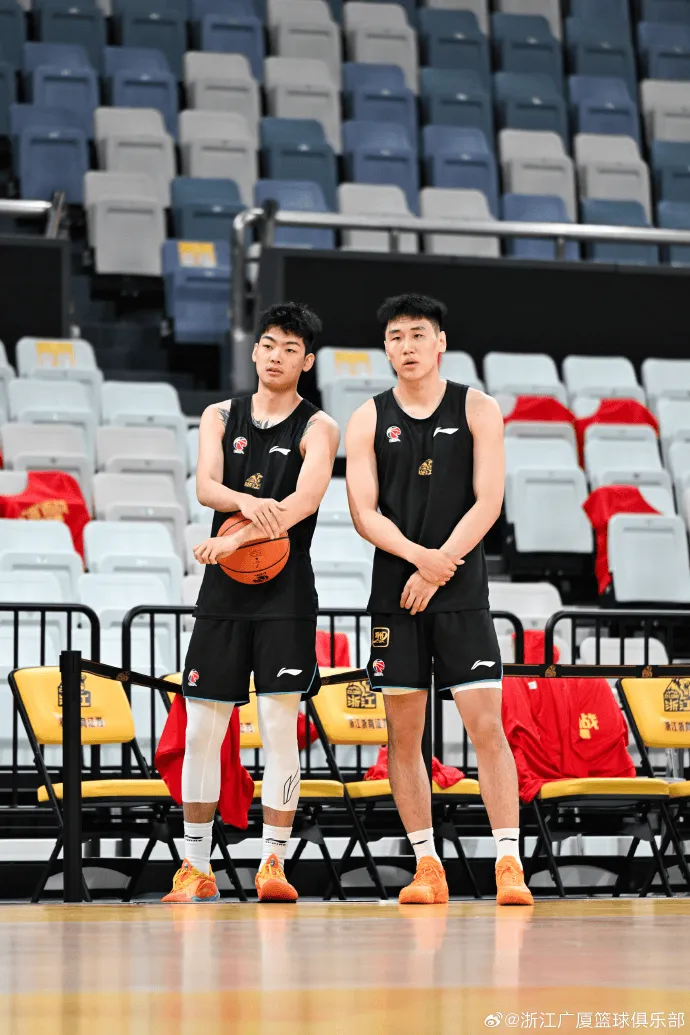 乐鱼-广厦男篮分享球队训练图集并配文:备战G5,今日前往上海