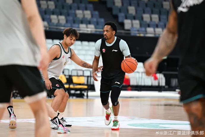 乐鱼-广厦男篮分享球队训练图集并配文:备战G5,今日前往上海