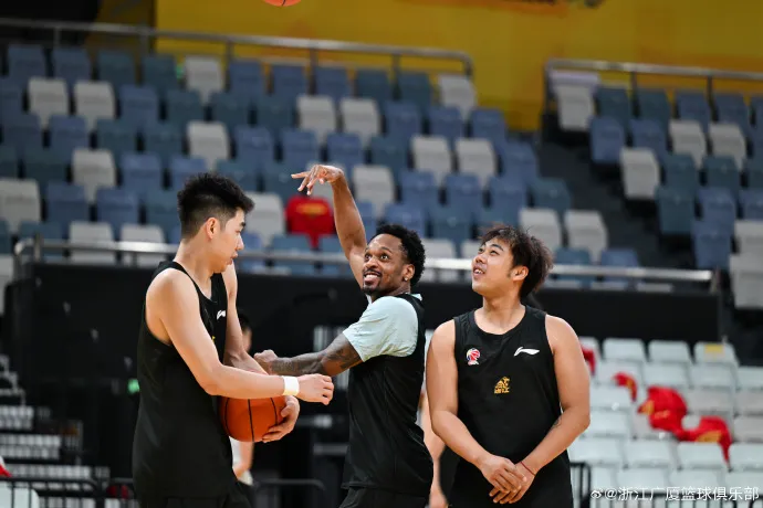 乐鱼-广厦男篮分享球队训练图集并配文:备战G5,今日前往上海